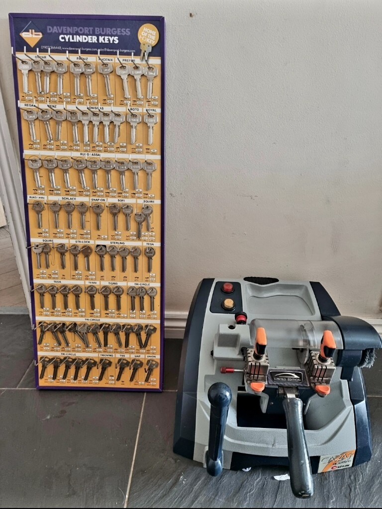 1 x kEYLINE CARAT QUATTRO KEY CUTTING MACHINE & NEW KEY BOARD, FOR