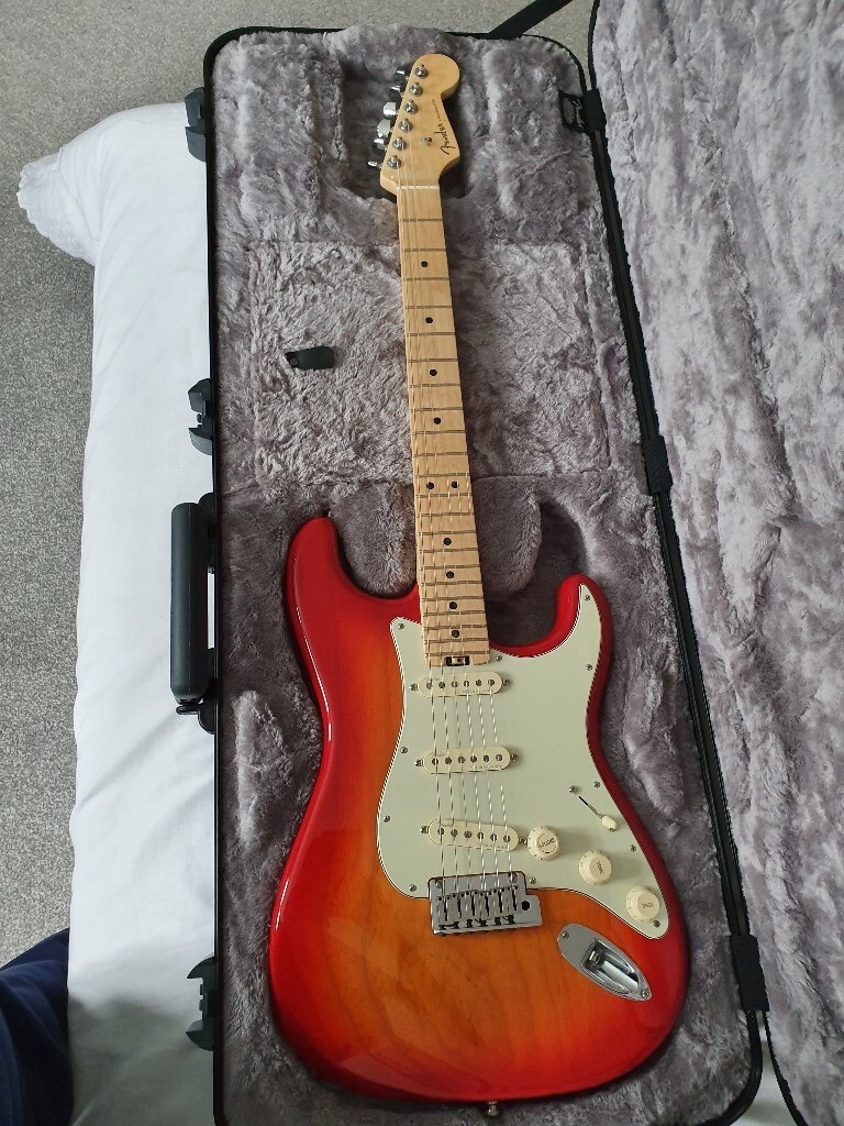 Fender Elite Stratocaster 2018 cherry sunburst. Mint condition in