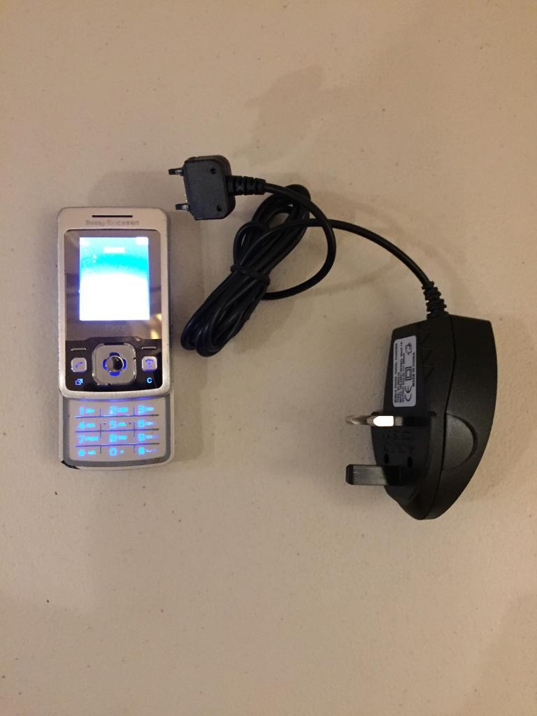 Sony Ericsson T303 - Shimmering silver (O2,Tesco,Giff Gaff) Mobile Phone