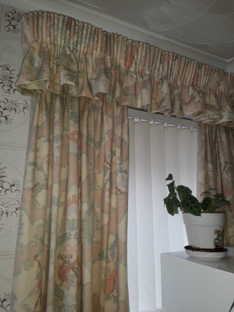 BESPOKE LINED CURTAINS, WITH OPTIONAL PELMET FRILL COMPLETE WITH RAIL