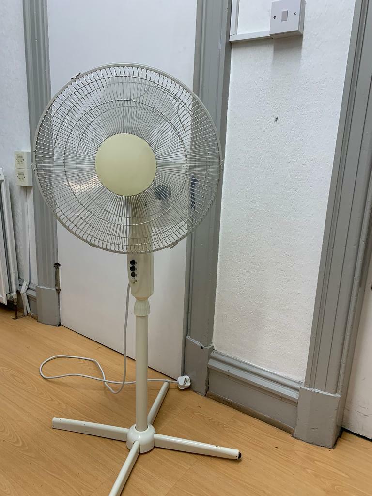 1 oscillating white Argos fan. in Jordanhill, Glasgow Gumtree
