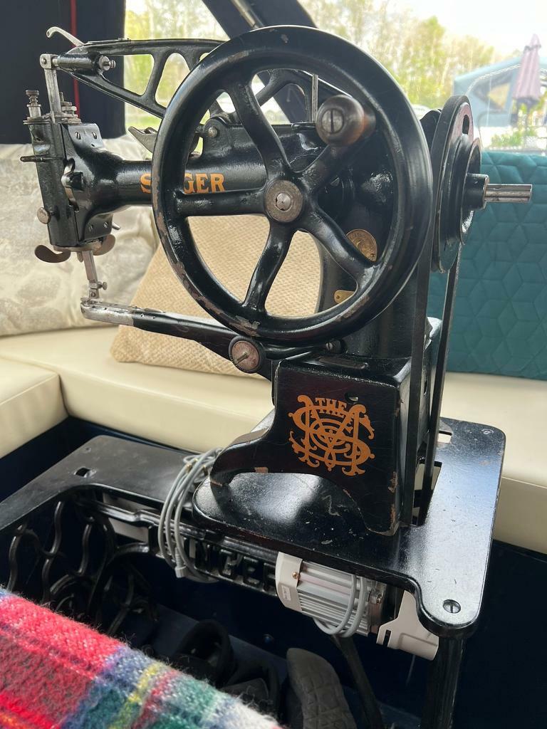Singer cobbler leather antique sewing machine in Hoddesdon