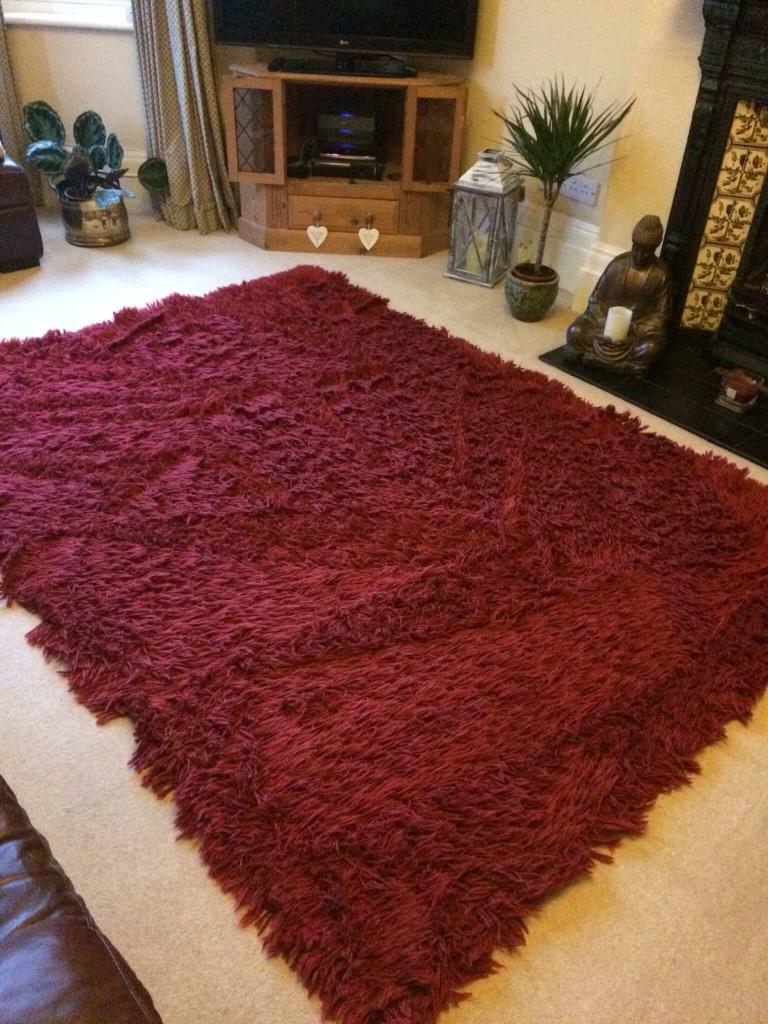 Large shaggy deep red rug 170x240cm good condition in Leeonthe