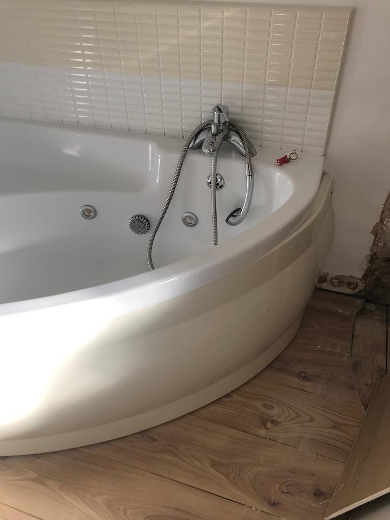 Free to collector, full working order whirlpool corner bath and mixer