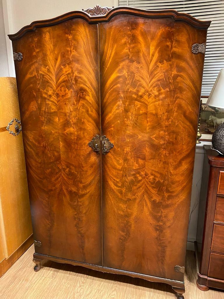 Large vintage walnut Queen Anne wardrobe in Kirkintilloch, Glasgow