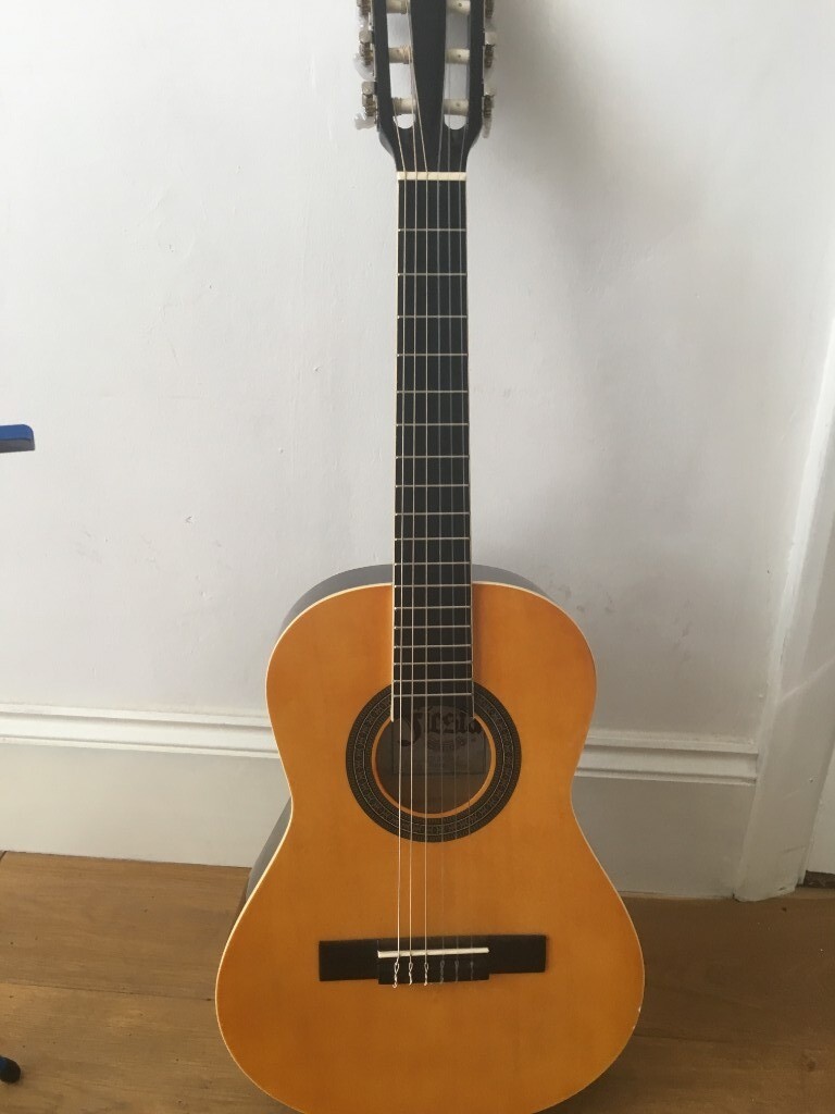 Acoustic guitar perfect for 69 year olds hardly used in Twickenham