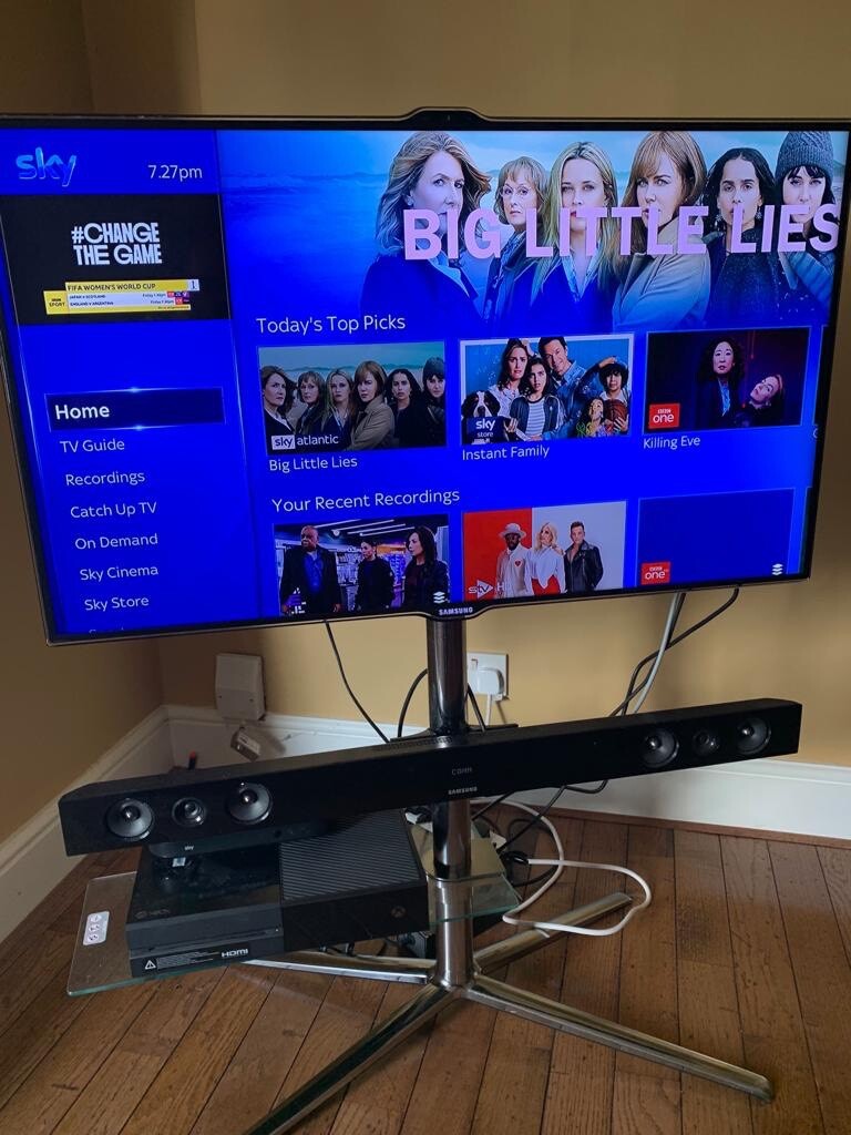 Samsung 40 inch 3D Smart 7000 Series TV with floor stand and sound bar