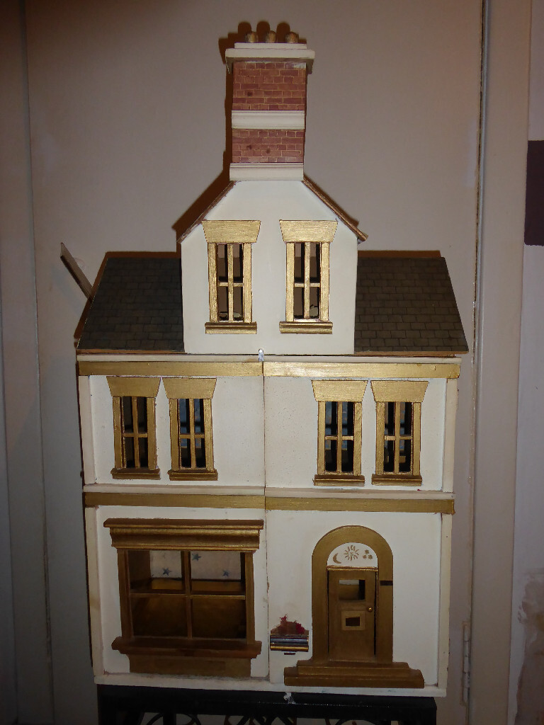 Handmade Dolls House. kids or adults lovely house in Scotstoun