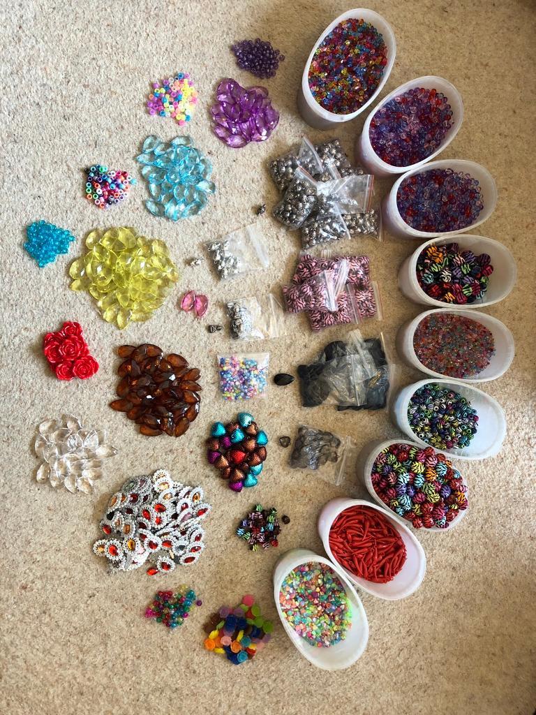 Job lot of plastic beads ideal for craft/beading/art projects in