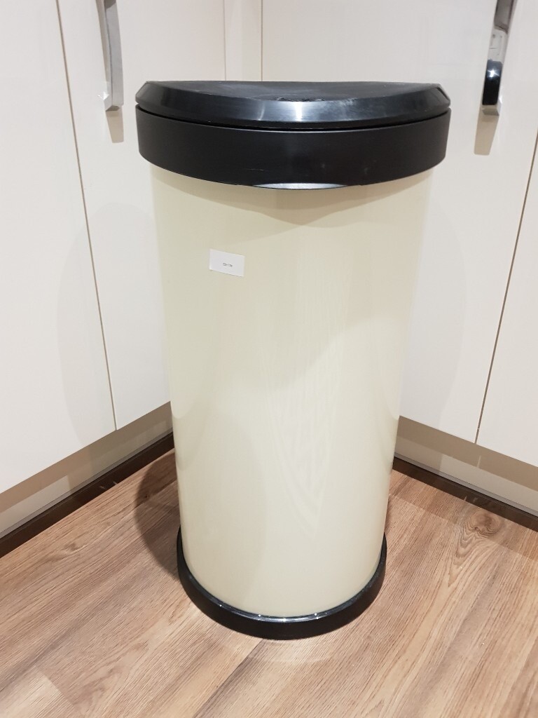Curver 40 Litre One Touch Deco Bin Ivory NEW in Meadows, Edinburgh