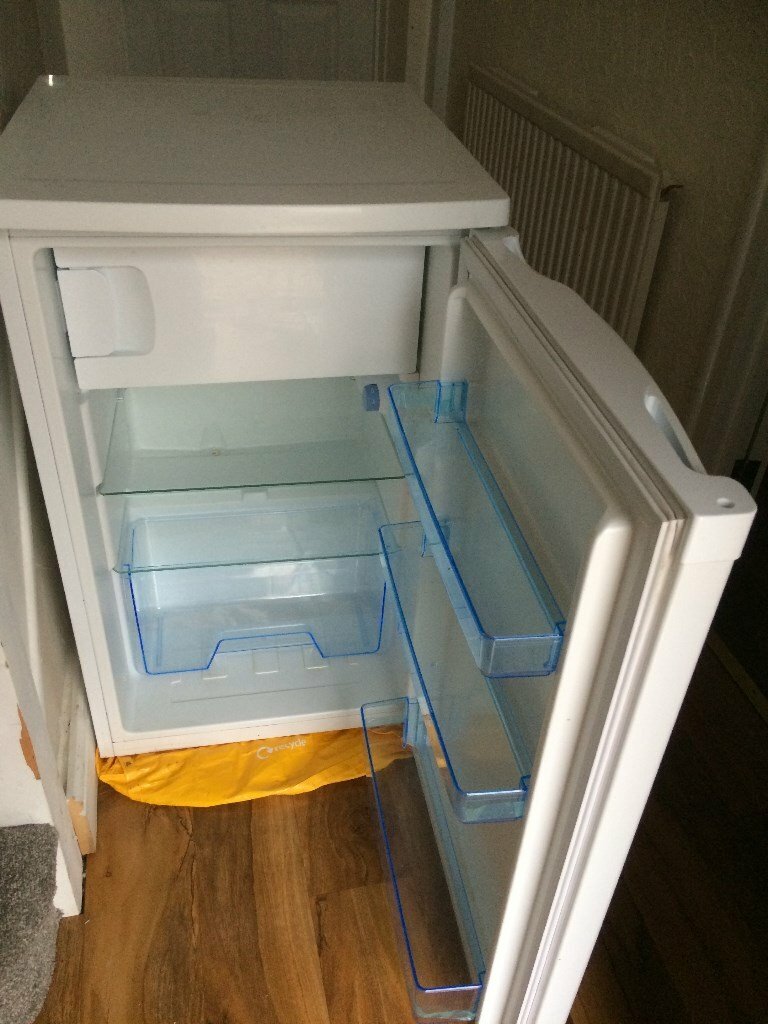 IGENIX SLIM UNDER COUNTER FRIDGE WITH FREEZER COMPARTMENT IN GOOD