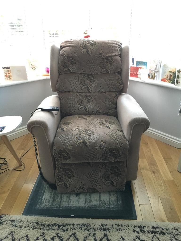 Riser recliner chair in good condition in Swadlincote, Derbyshire