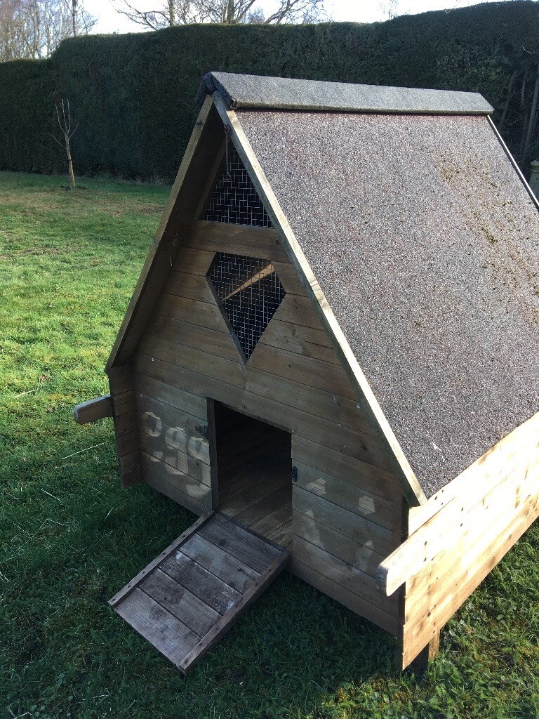 Wooden Chicken coop - $ 86