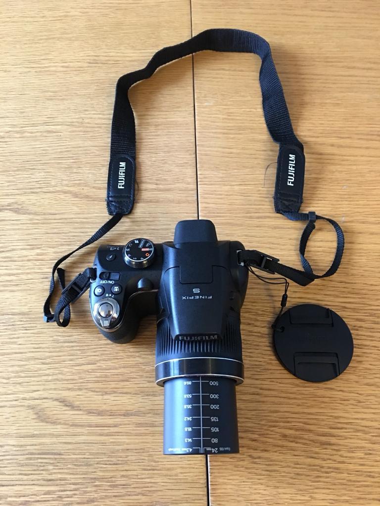 Fuji finepix s3300 Digital Bridge Camera 14mp, 26x power zoom, and extras  Free Delivery