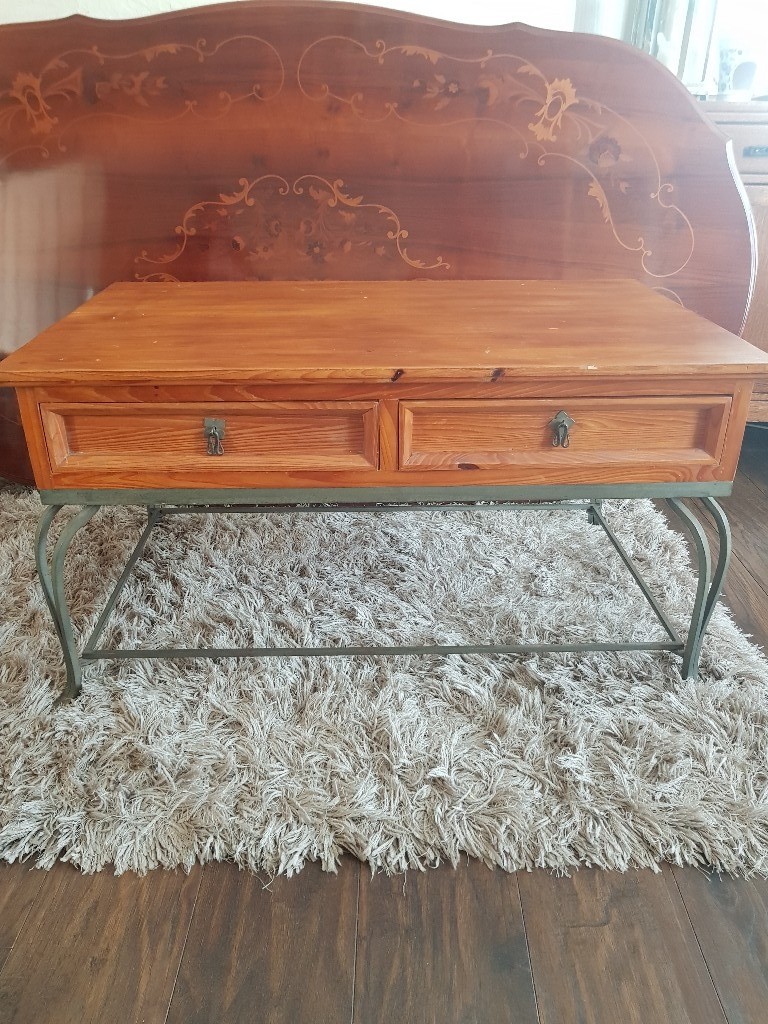 Solid pine set of 2 coffee tables with metal spindly legs in