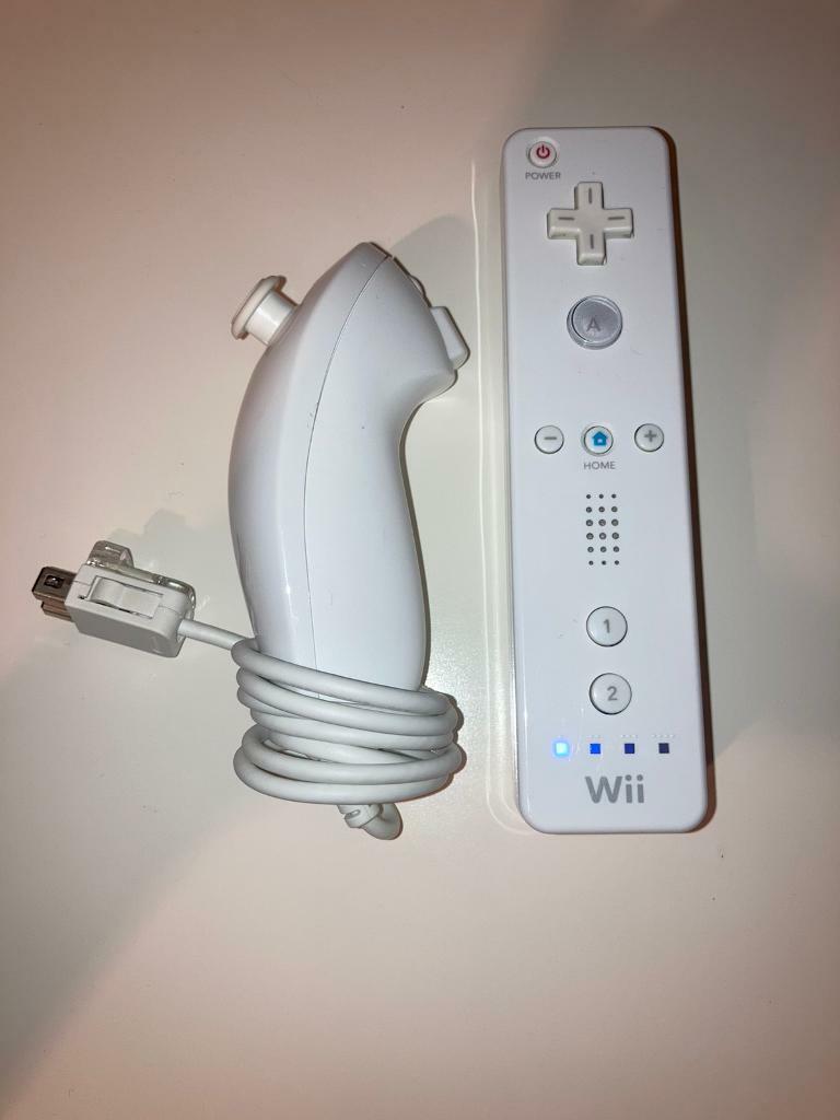 Genuine Nintendo Wii Remote, nunchuck controller and protective silicon