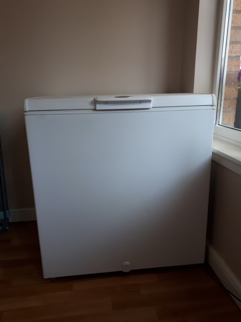 Whirlpool WH1700 Chest Freezer White.Good Working condition.Internal light very useful. in