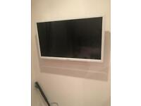 White Samsung Smart 32 Inch Led TV HD Freeview 