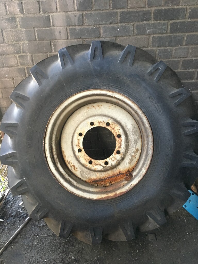 Telehandler / Forklift Wheel c/w new tyre 16.5 x 85 24 in Falkirk