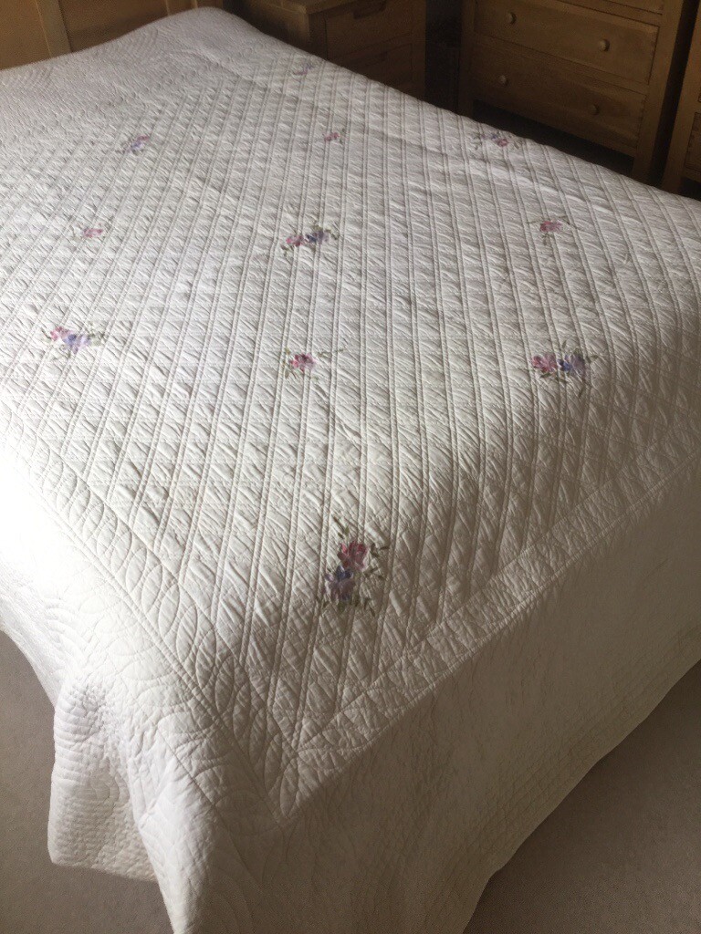 CREAM QUILTED COTTON BED THROW, WITH SMALL FLORAL PATTERN, VGC in