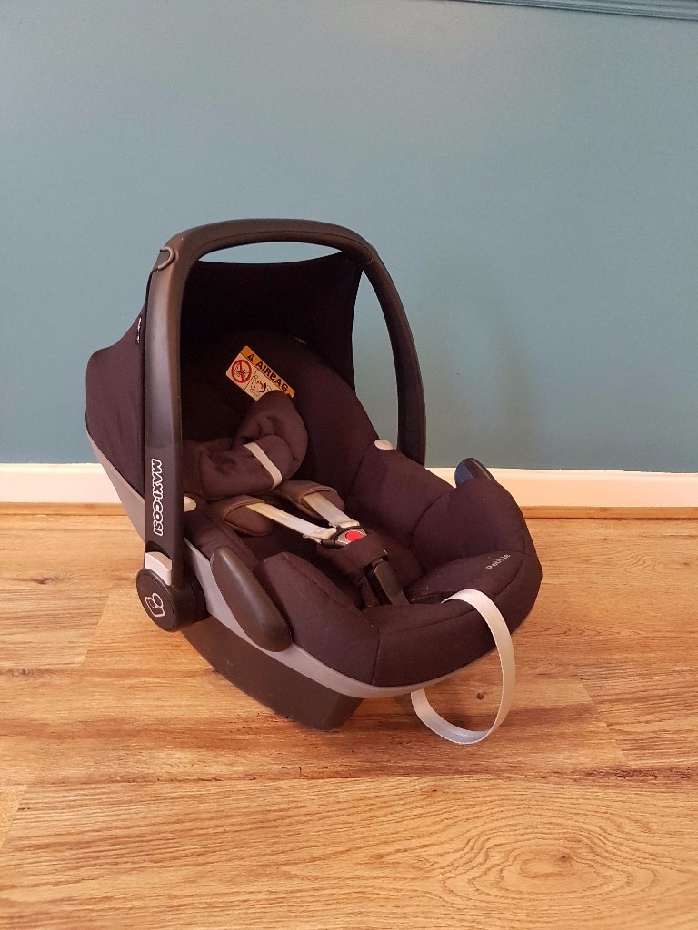 Maxi Cosi Pebble baby car seat in black with insert in Croydon