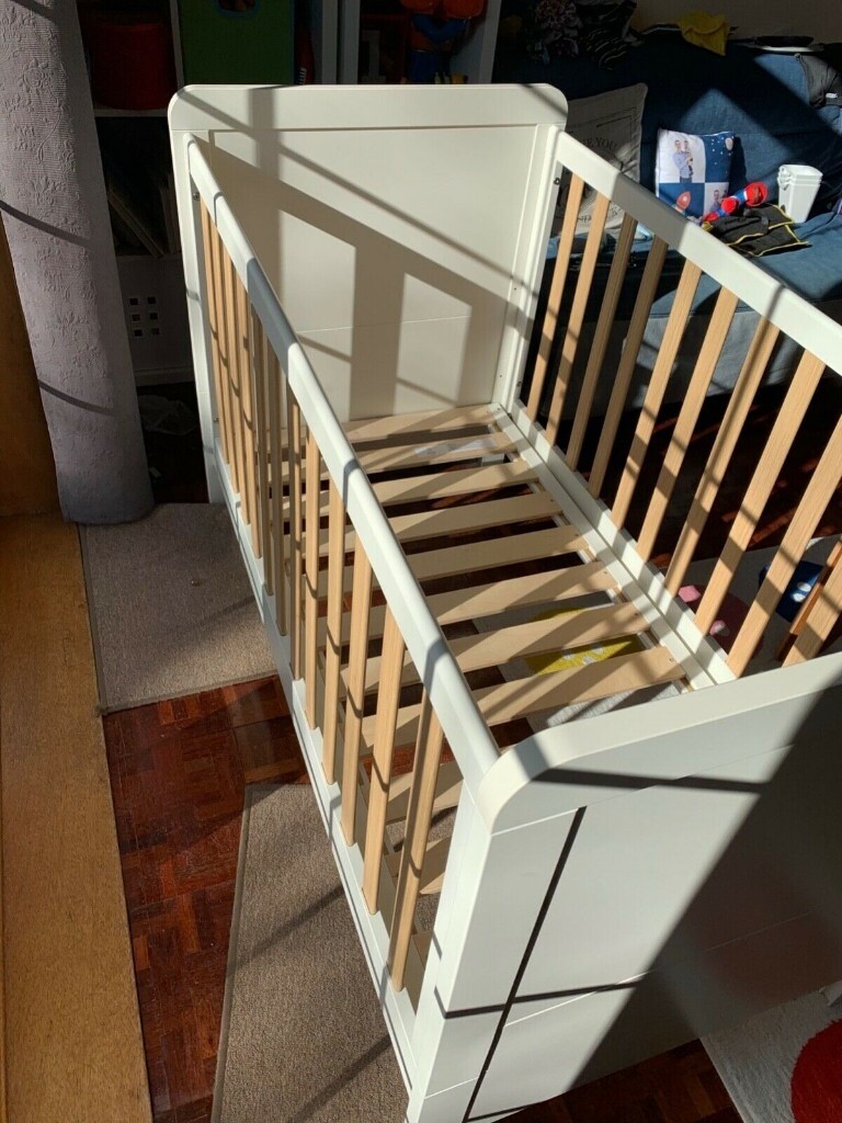 NOW SOLD 2in1 cot bed. Lovely baby cot toddler bed. Mamas and Papas