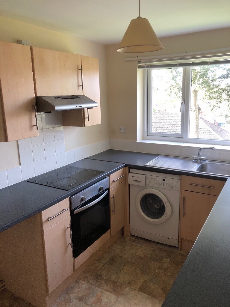 Full Howdens kitchen available flat packed very good condition! in