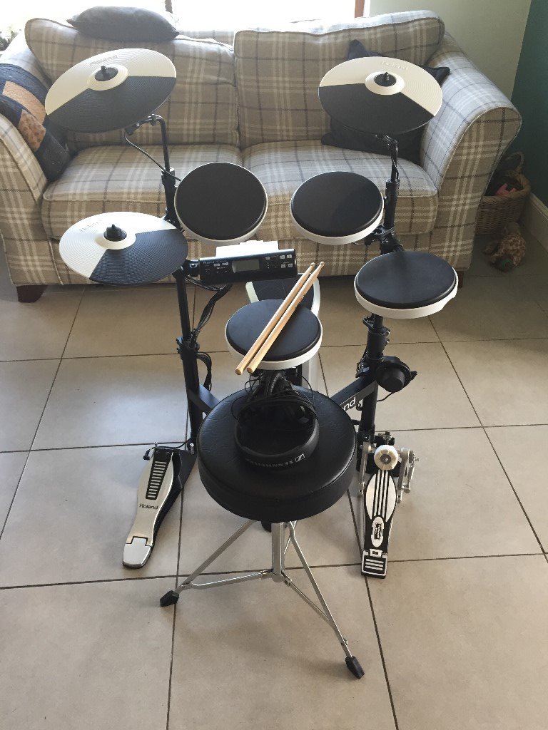 Roland Electronic Drum Kit TD4KP Portable VDrums and Roland Pm03