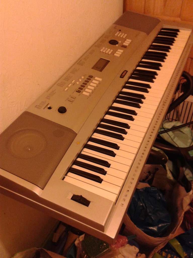 Yamaha DGX220 Portable keyboard/ Grand Piano in Queens Park, London