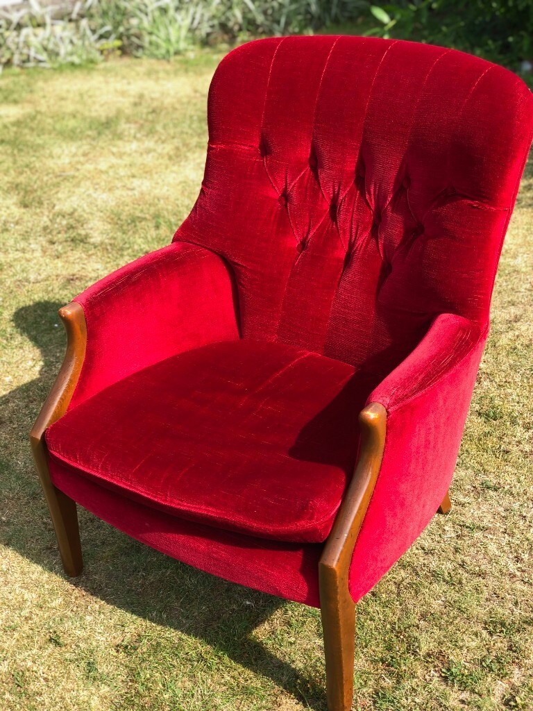 Armchair Parker Knoll Wine Button Back. Good condition Beautiful in