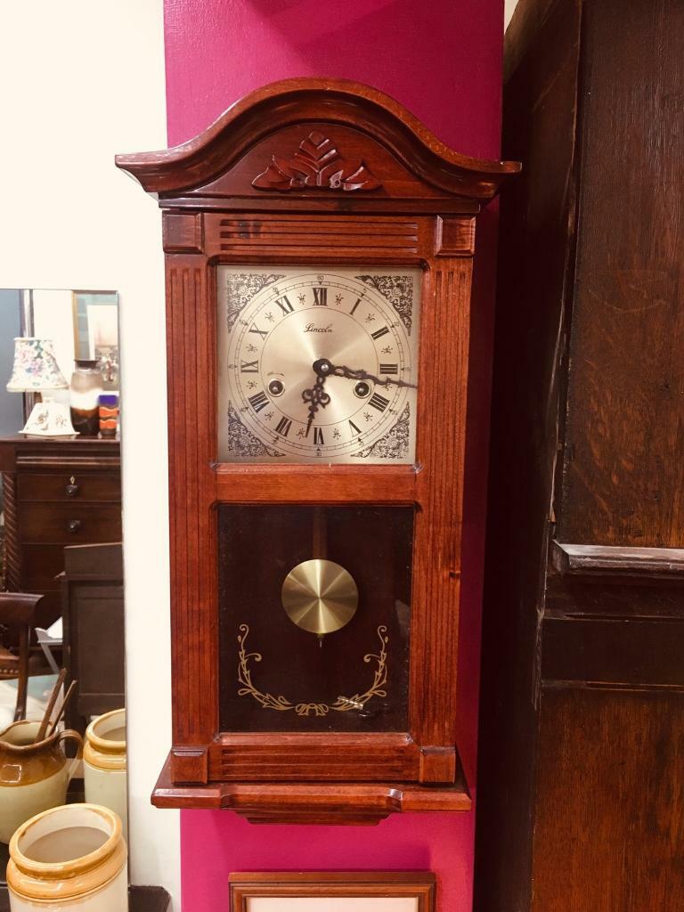 Lovely vintage Lincoln wall clock with its pendulum and key in