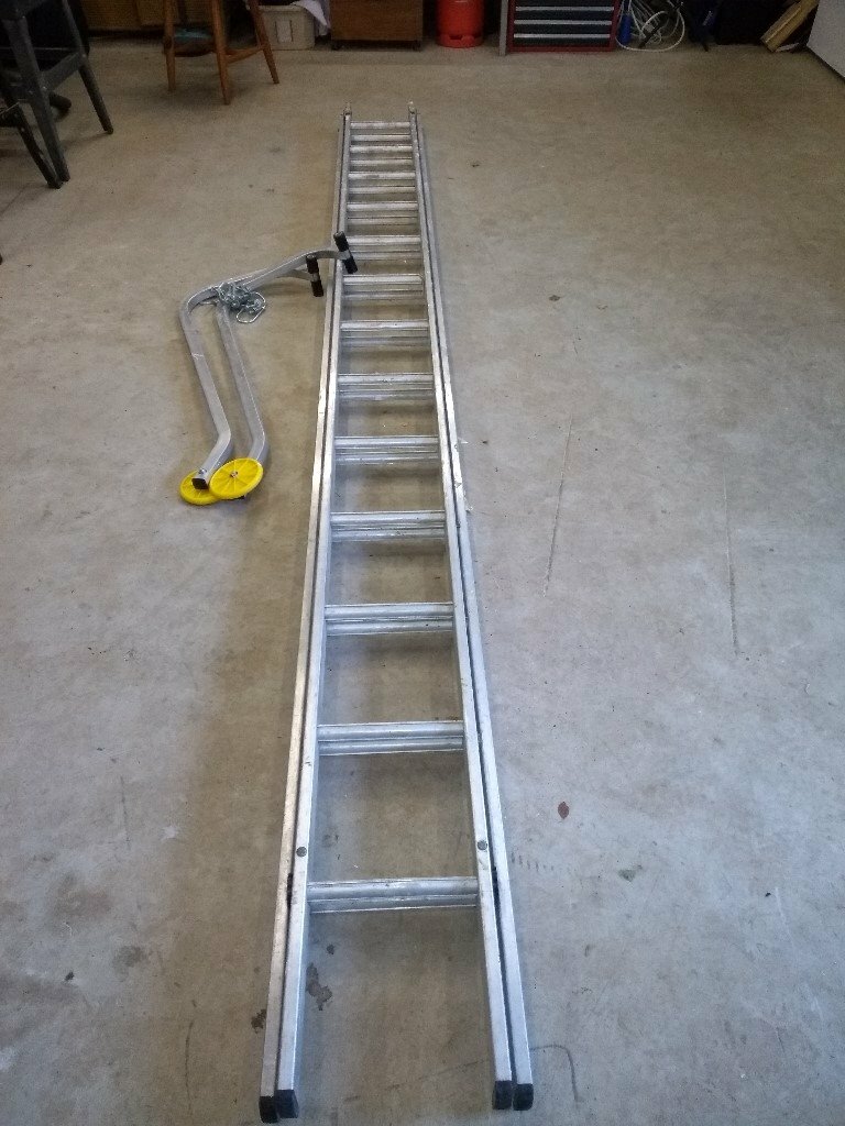Aluminium extension ladder, includes roof hook kit in Kinross, Perth