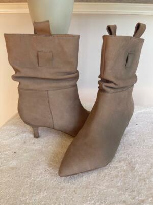 Bill Blass Taupe Slouch Kitten Heel Nubuck Leather Pointed Toe boots 7 (BOT1500