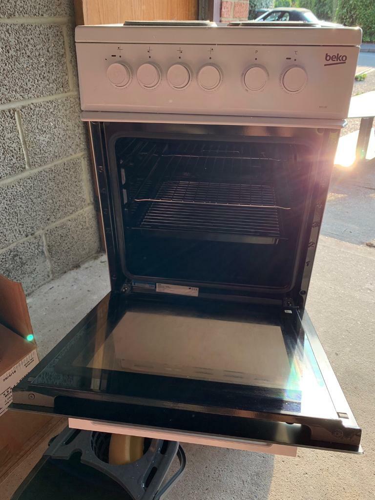 Beko KS530 Electric Cooker White Used only 5 times in Chestfield