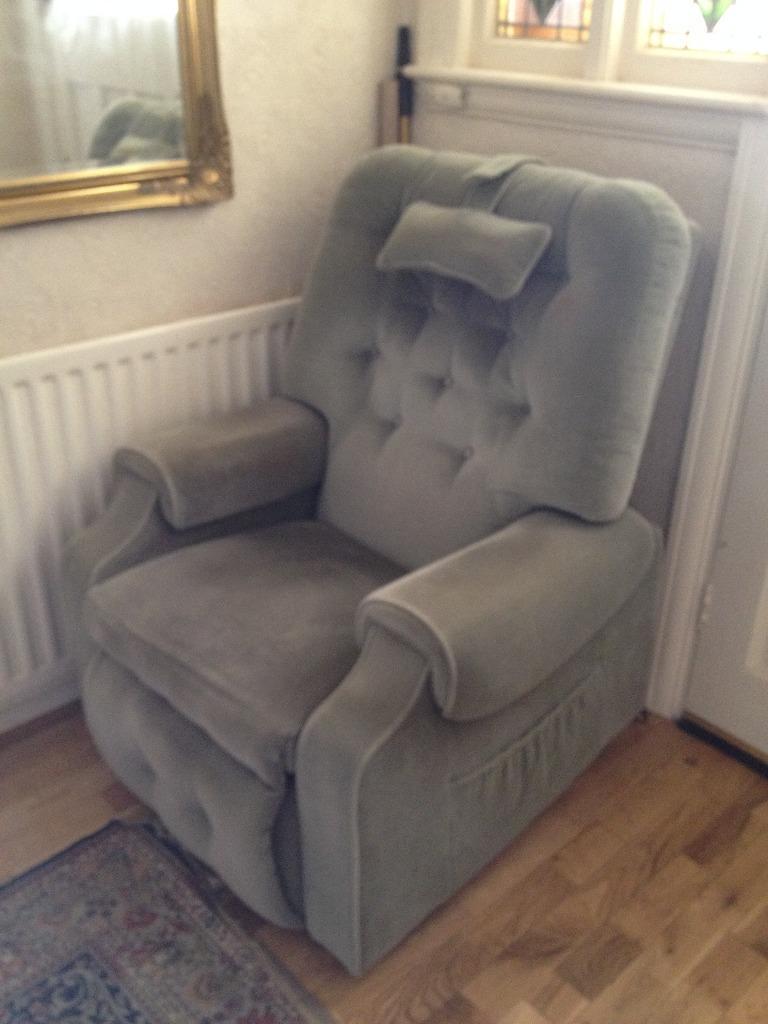 Genuine Niagara Therapy Rise / Recline Massage Chair in Moseley, West