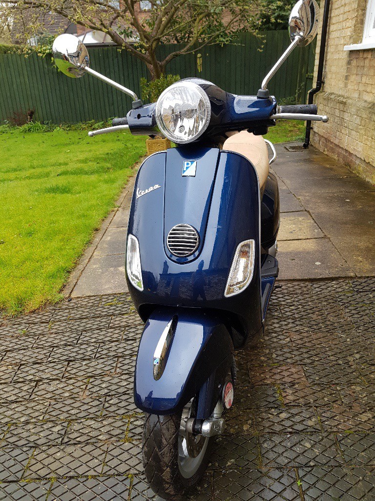 Piaggio Vespa LX125 Blue Scooter 2012 very low mileage in Shefford