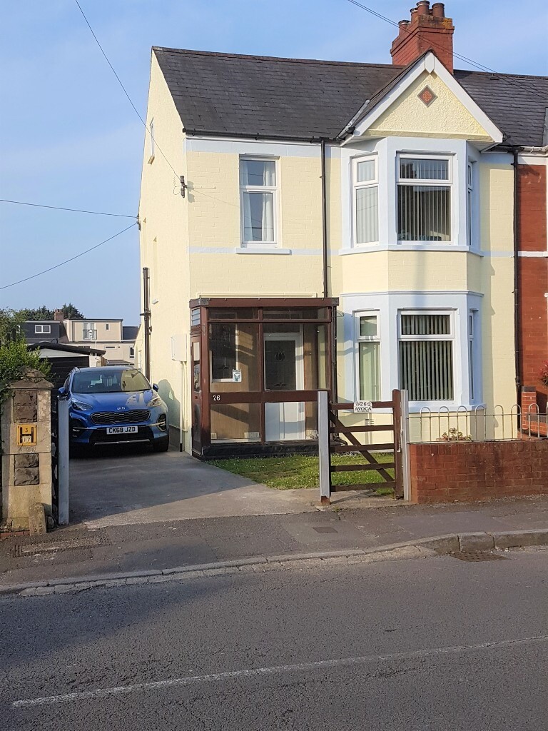 1 double room to rent in a 3 bed semidetached house located in a quiet