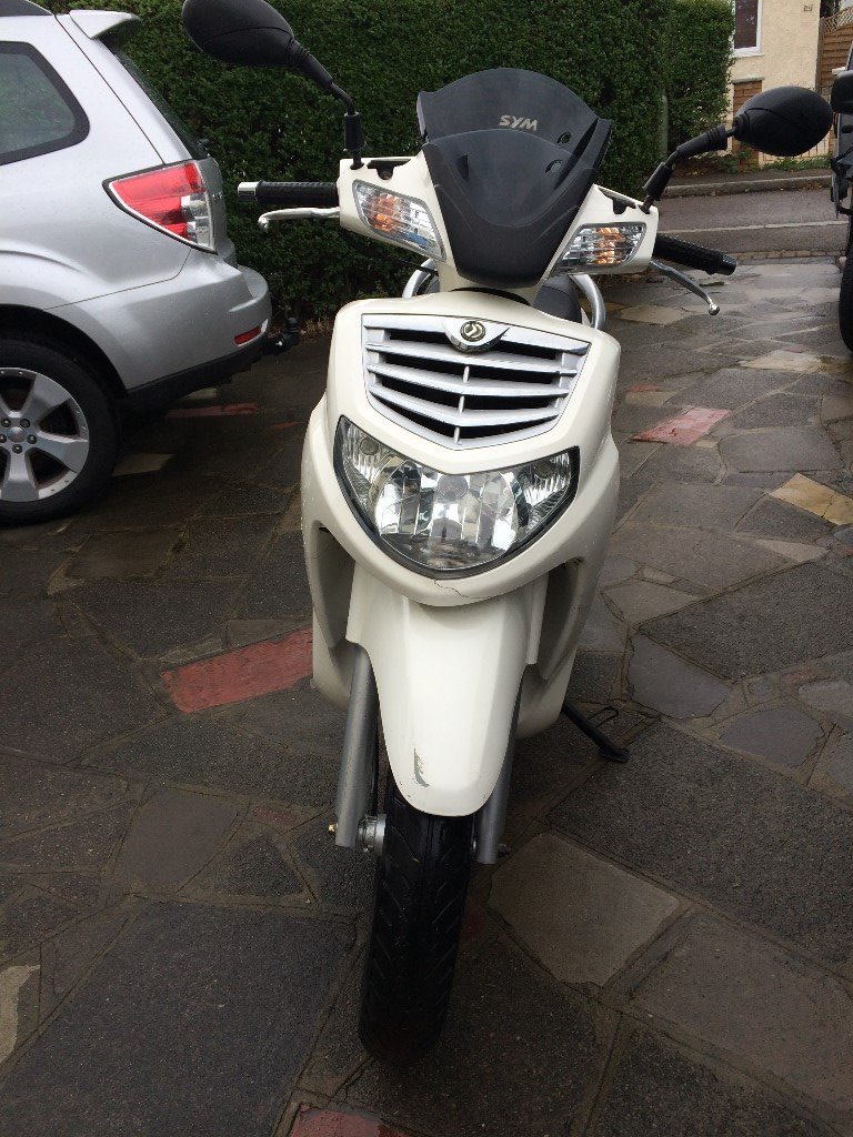 SYM HD 125 EVO SCOOTER 2010 WHITE ONE OWNER 12 MTHS MOT IDEAL KNOWLEDGE OR  COMMUTER