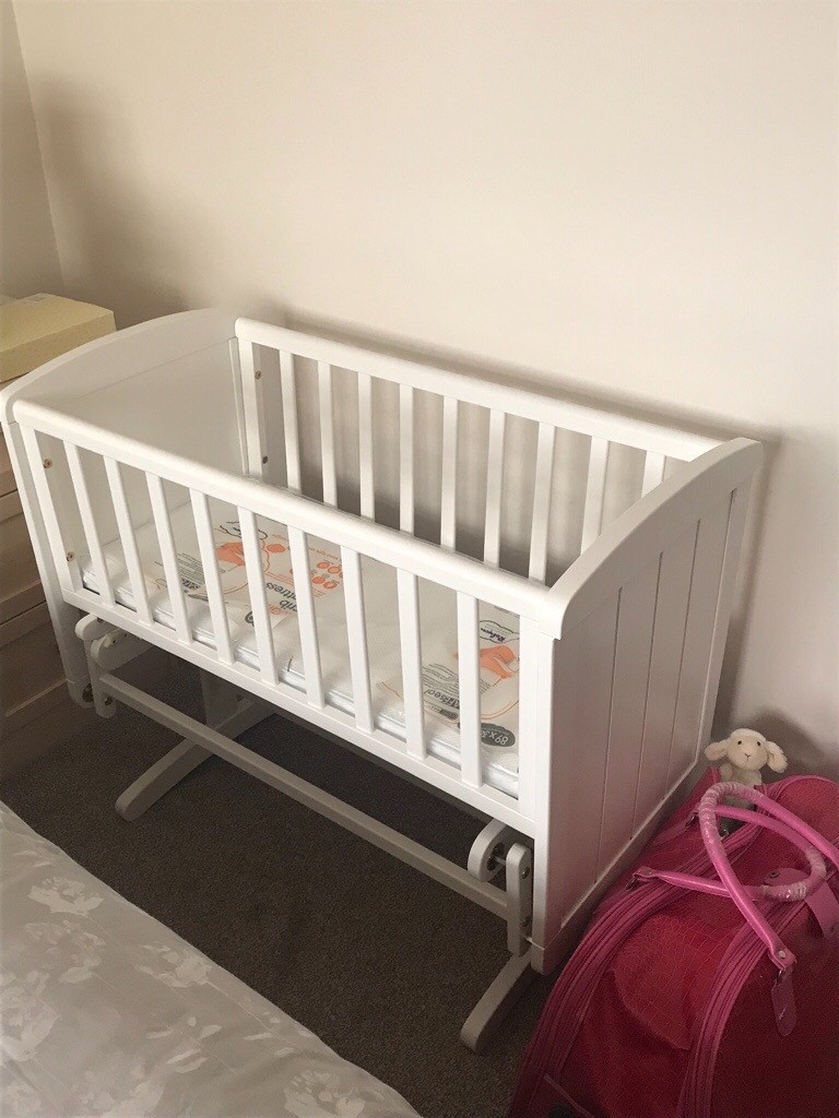 Mothercare Deluxe Gliding Crib White In Markfield Leicestershire