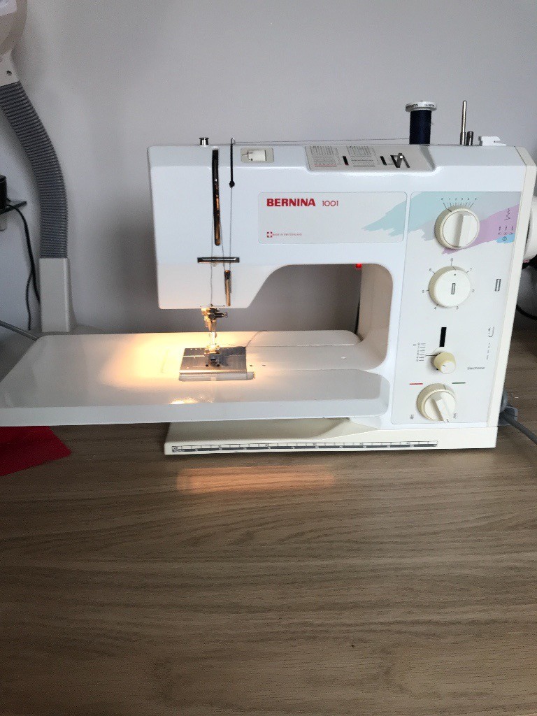 BERNINA 1001 ELECTRONIC SEWING MACHINE in Worcester Park, London