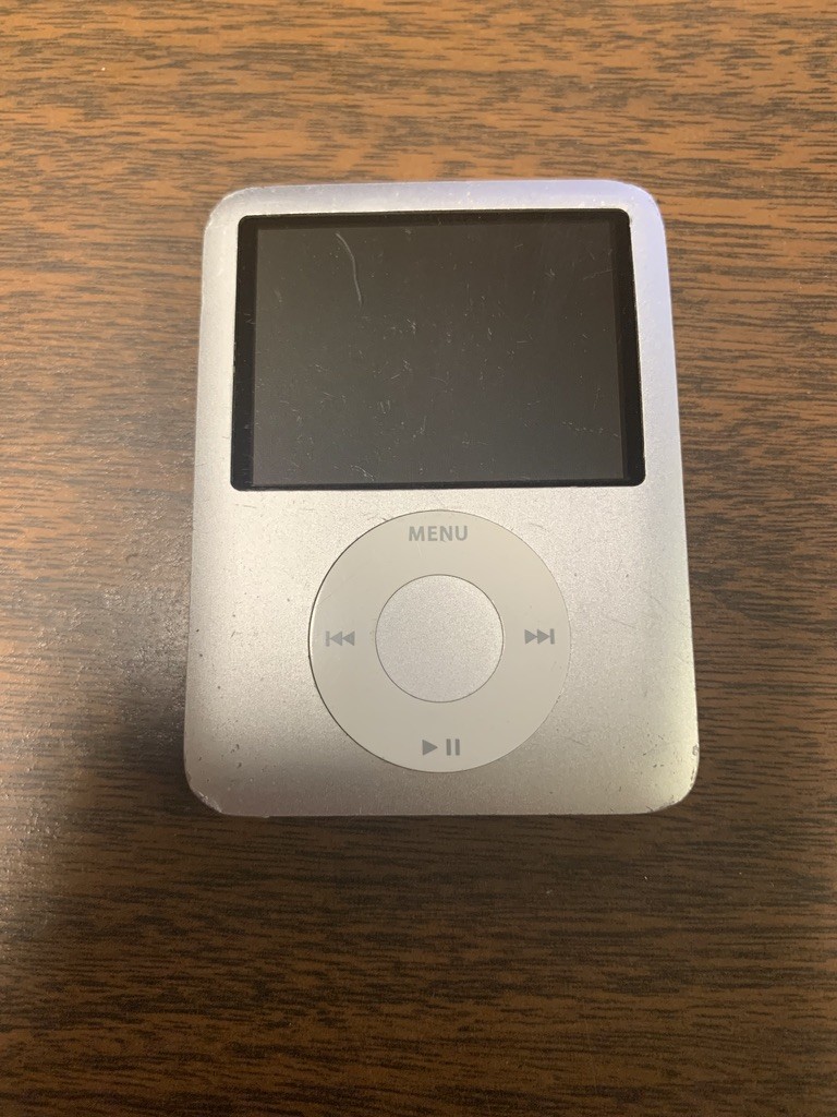 Apple iPod Nano 3rd Generation Silver (4 GB) Bundle