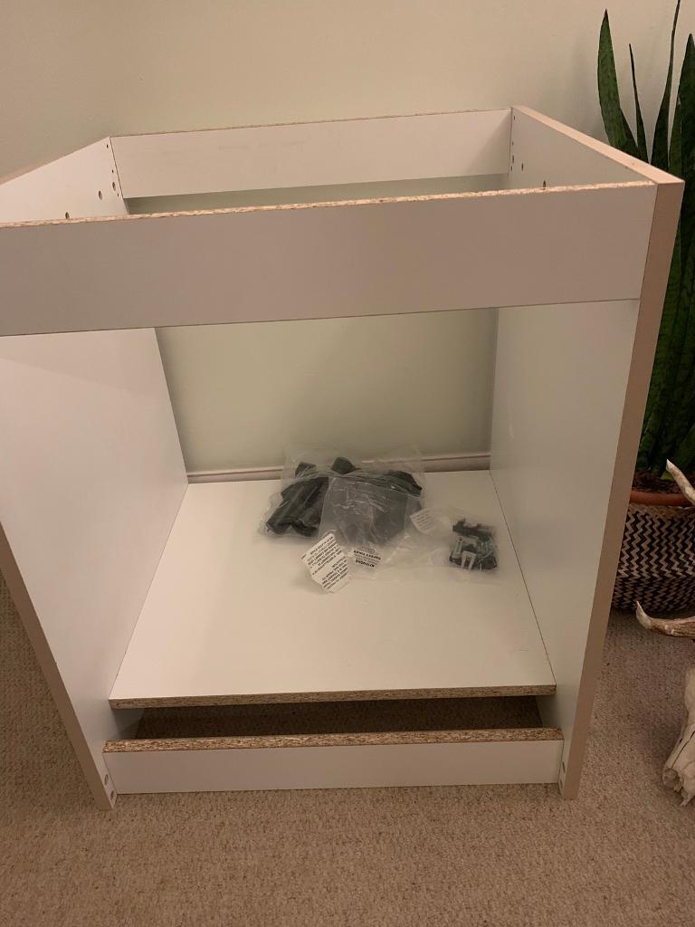 New Howdens standard 600mm built under oven housing unit with all