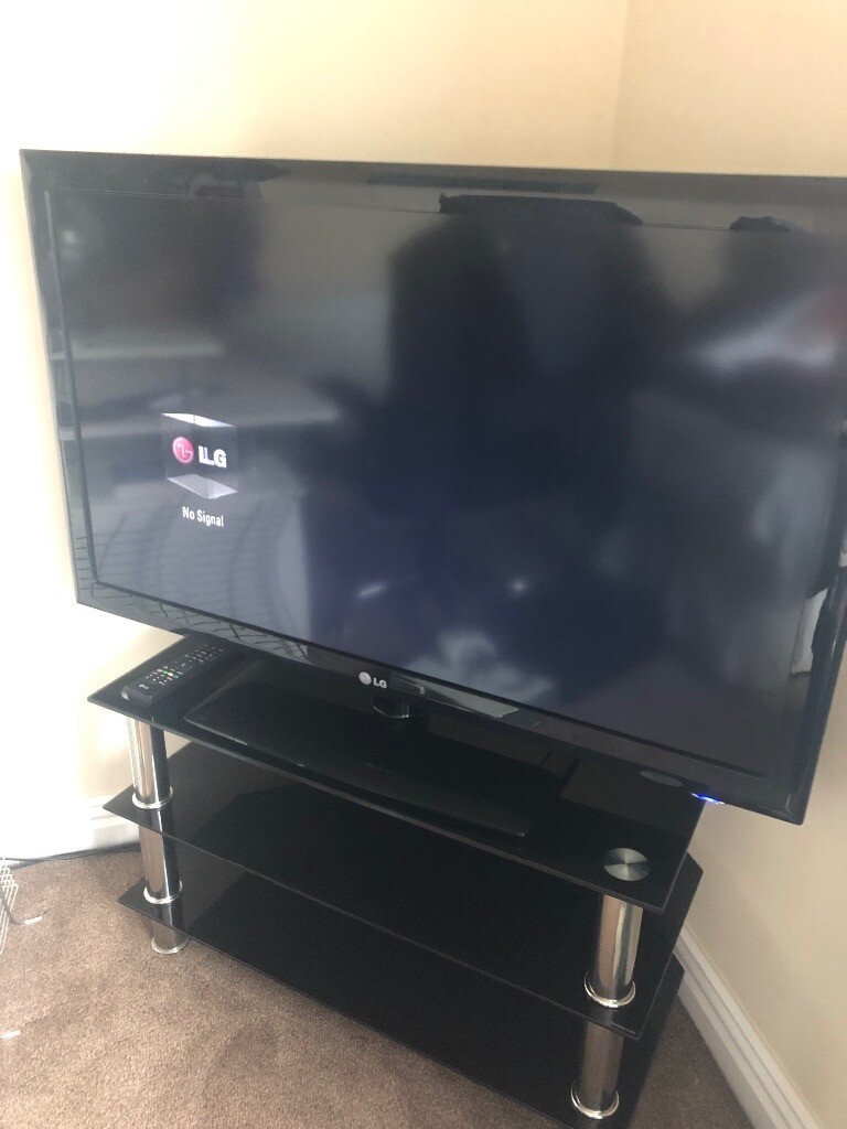 42 inch Samsung LG TV with remote + Stand. in Murton, County Durham