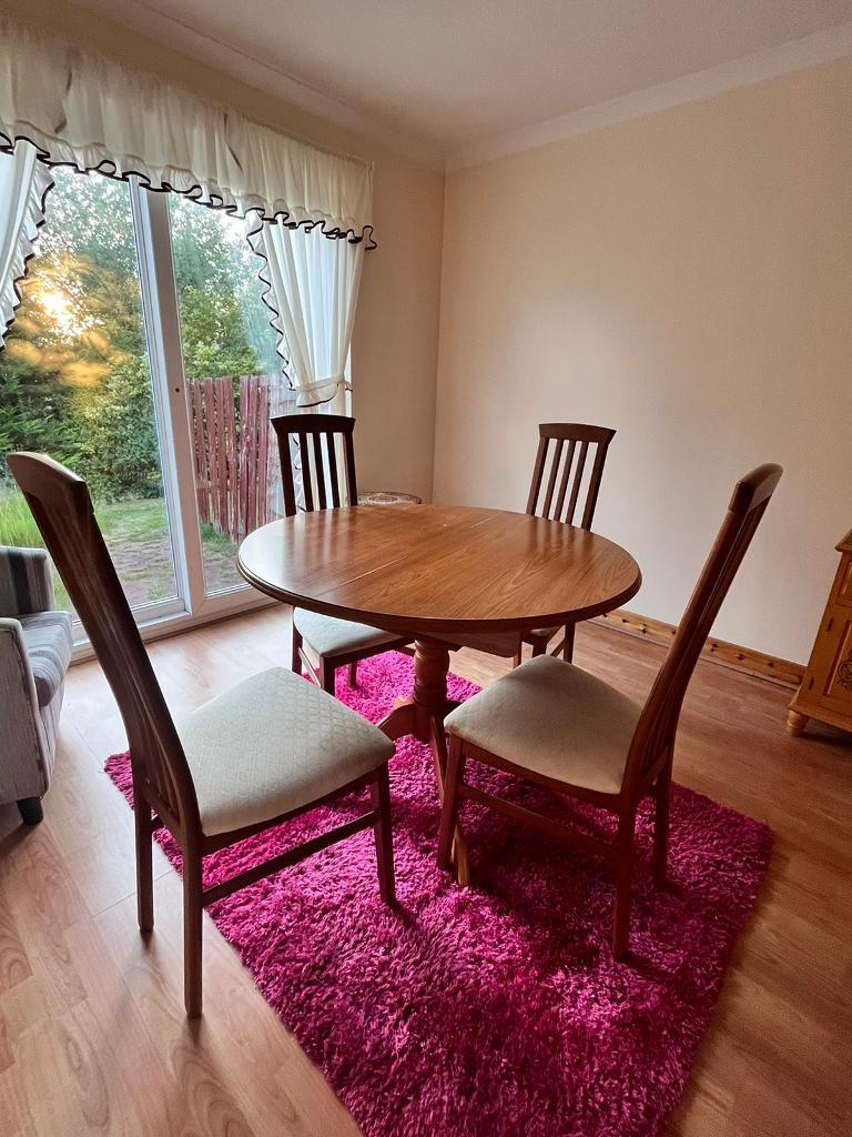 Mahoney wood Expanding dinning table and chairs in East End, Glasgow