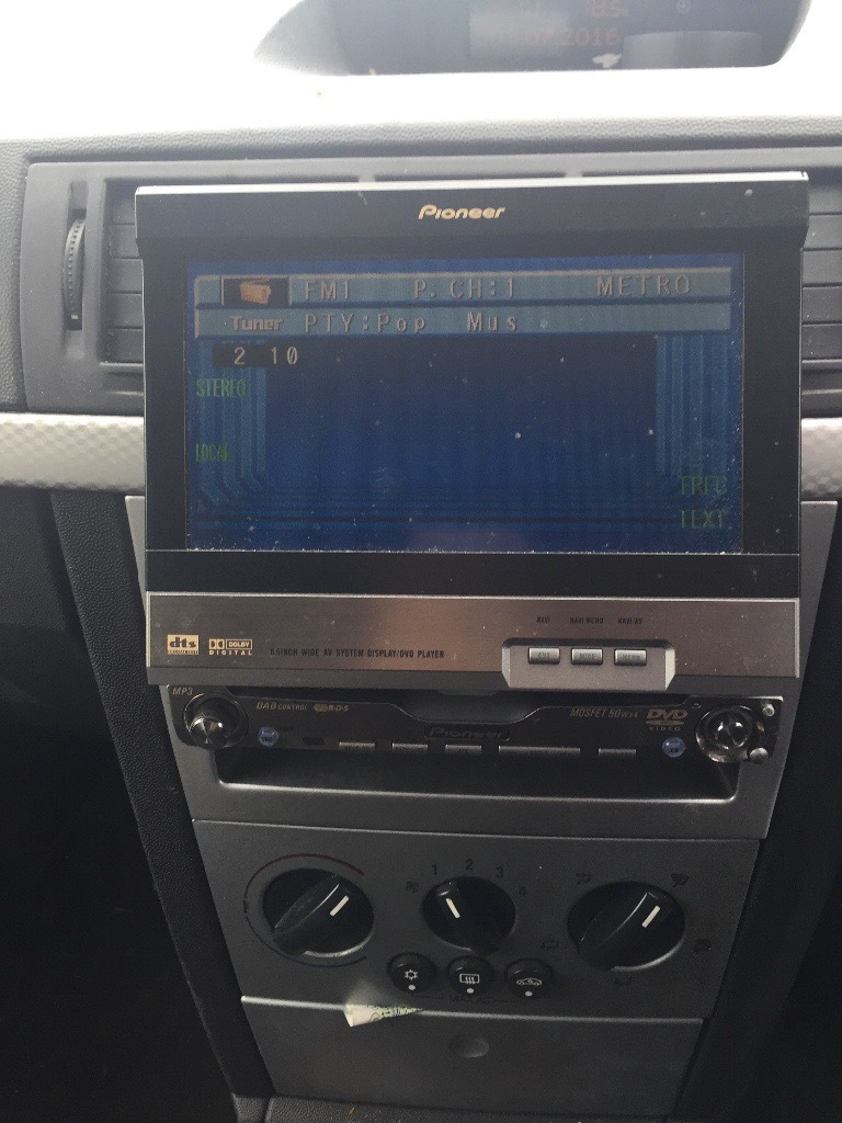 Pioneer avh p6500dvd in car dvd player flip out screen in Chester Le
