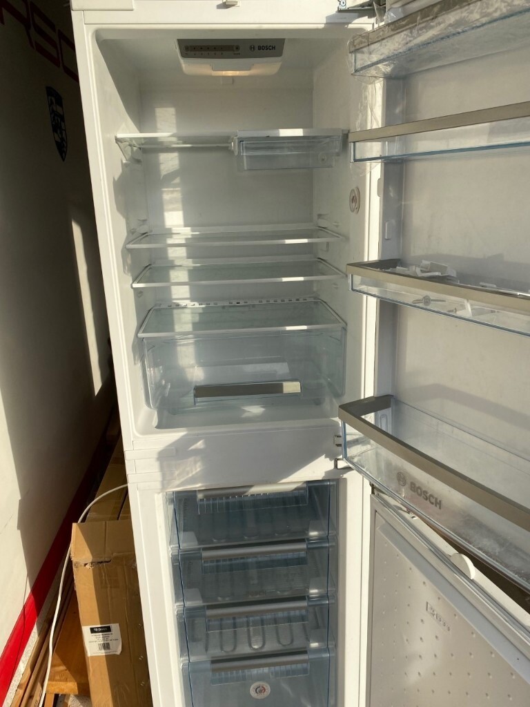Bosch KIV32A50GB 50/50 Integrated Fridge Freezer. in Perth, Perth and