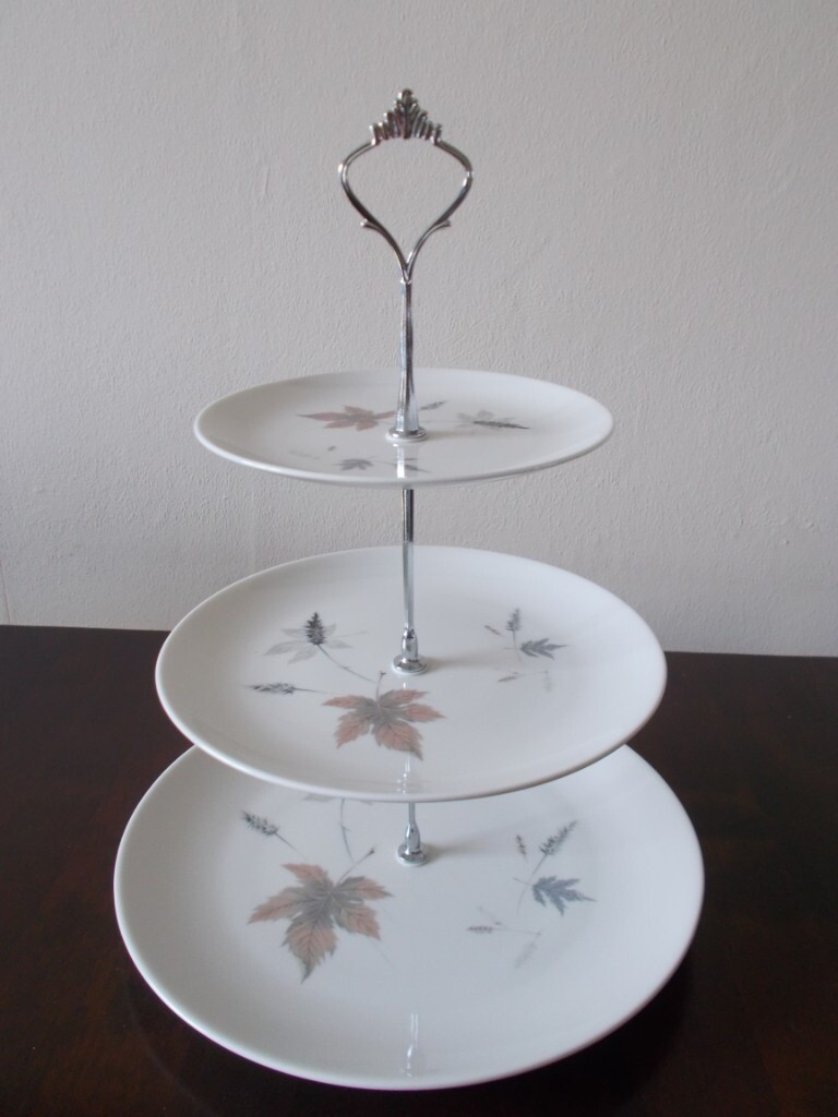 Royal Doulton Tumbling Leaves bone china cake stand in Copmanthorpe