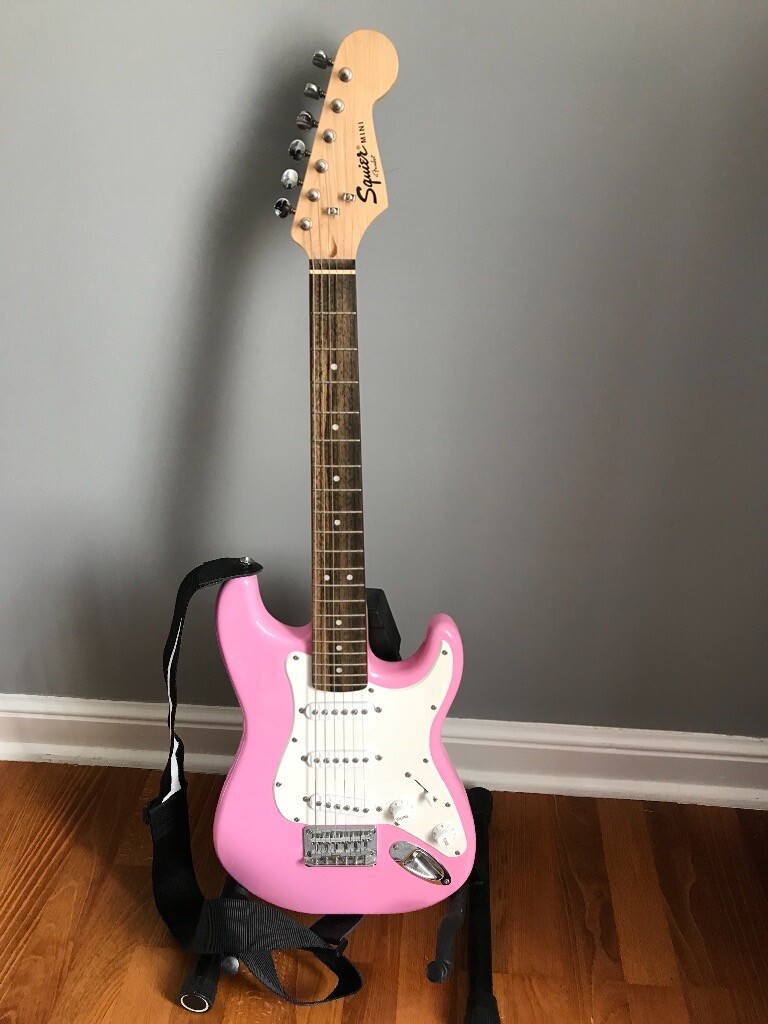 Fender Squier Mini Stratocaster 3/4 size kids electric guitar pink
