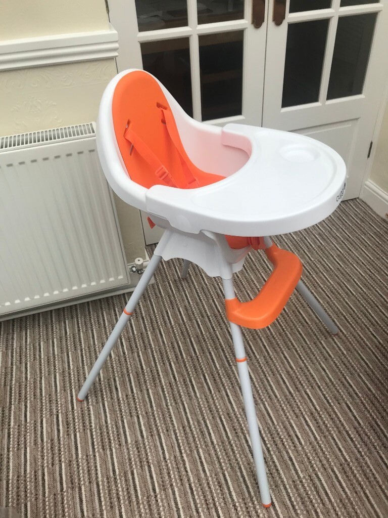 CUGGI CARROT 2 IN 1 HIGH CHAIR. EXCELLENT CONDITION LIKE NEW in