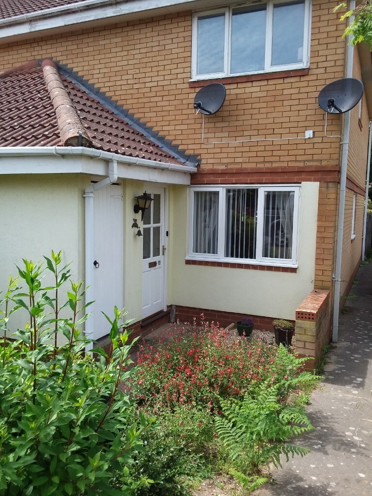 1 Bedroom Ground Floor with garden on Warren Heath in